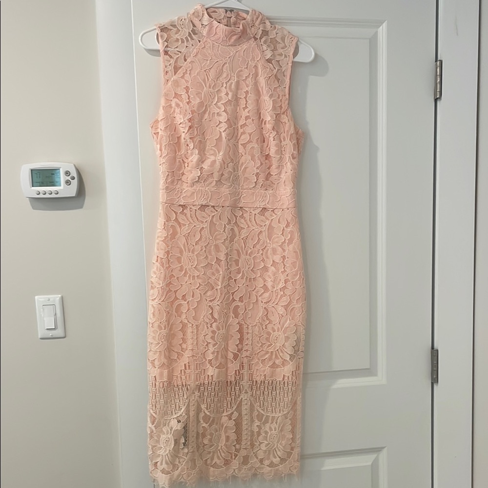 Elegant Lace Sleeveless Dress in Soft Pink/Salmon